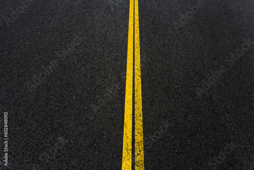 Doubles lignes jaunes sur asphalte  photo