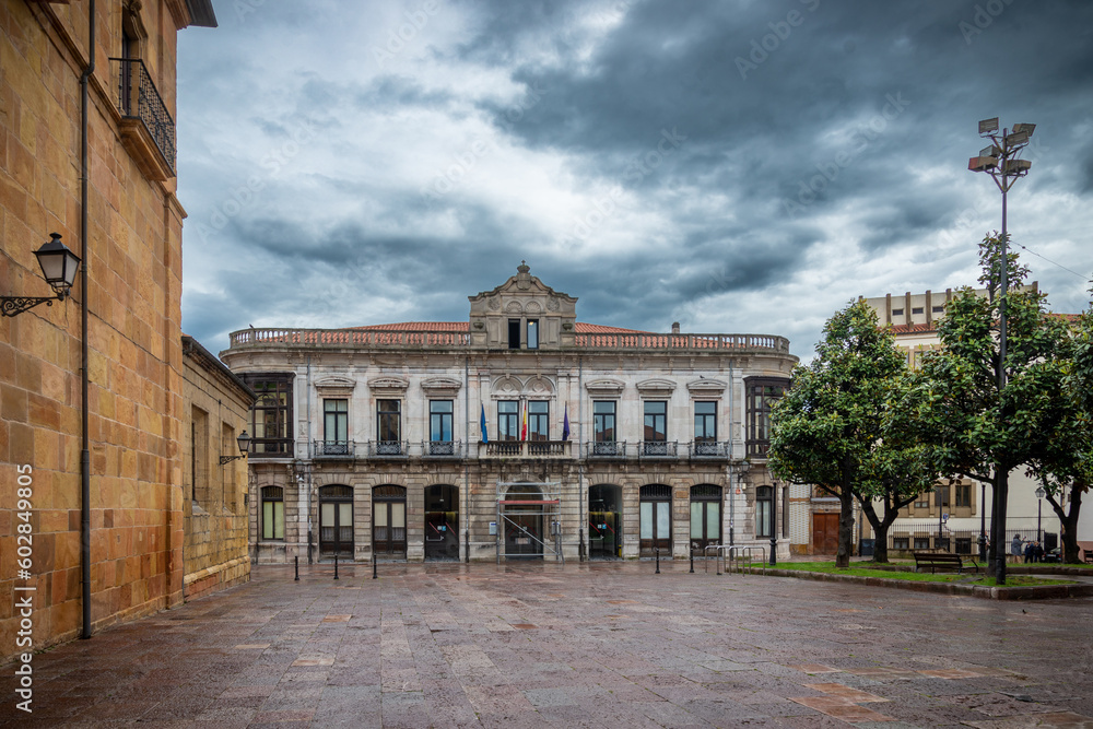 Las calles de Oviedo, España, se llenan de las estatuas que celebran gente y momentos importantes en historia