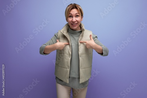 Foto blond surprised joyful young woman shows joy with hands