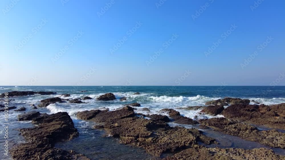 塩づくりの海水をくみ上げる能登の海岸 塩づくりの海水をくみ上げる能登の海岸