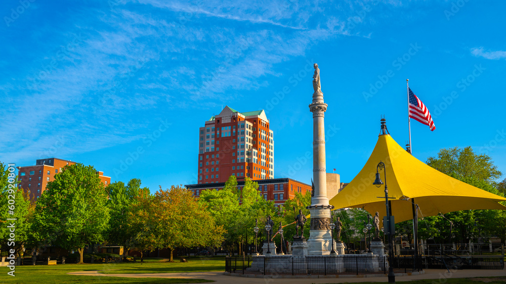 Fototapeta premium Veteran's Memorial Park and city architecture in Manchester, New Hampshire