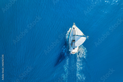 Wave and sail yacht on the sea as a background Fototapet