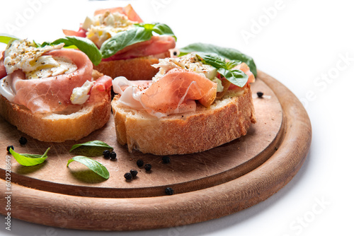 Bild auf Leinwand Deliziosi crostini con prosciutto e formaggio, antipasto italiano