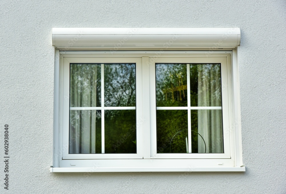 Fototapeta premium Moderne Fenster in einer gemauerten, verputzten und gestrichenen Fassade eines modernen Wohnhauses