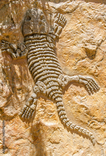cocodrilo tallado en piedra 