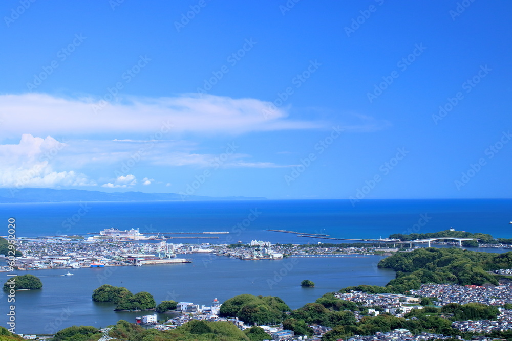 浦戸大橋と高知新港を眺める (高知県 鷲尾山山頂より) 浦戸大橋と高知新港を眺める (高知県 鷲尾山山頂より)