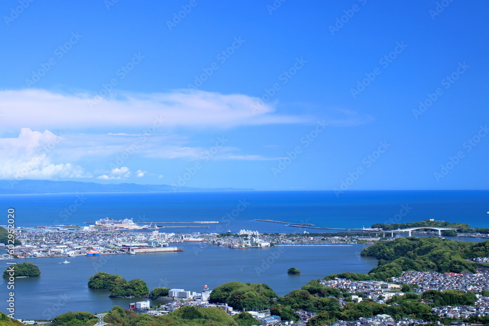 浦戸大橋と高知新港を眺める　（高知県　鷲尾山山頂より）