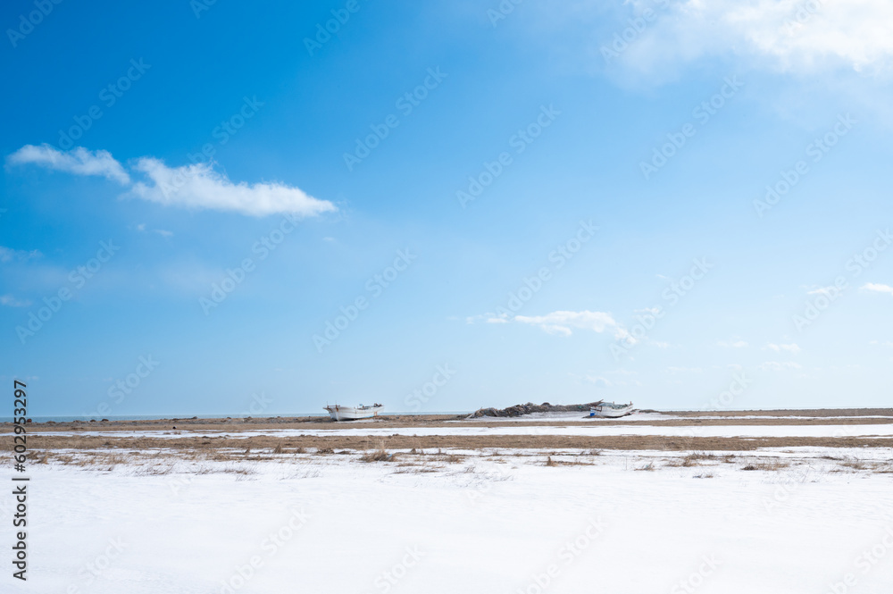 野付半島の大地、白い空と白い雪
