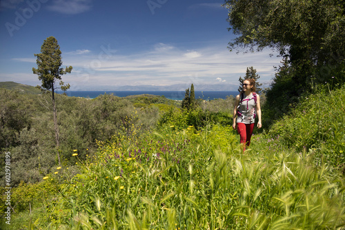 Wanderin unterwegs auf dem Korfu-Trail