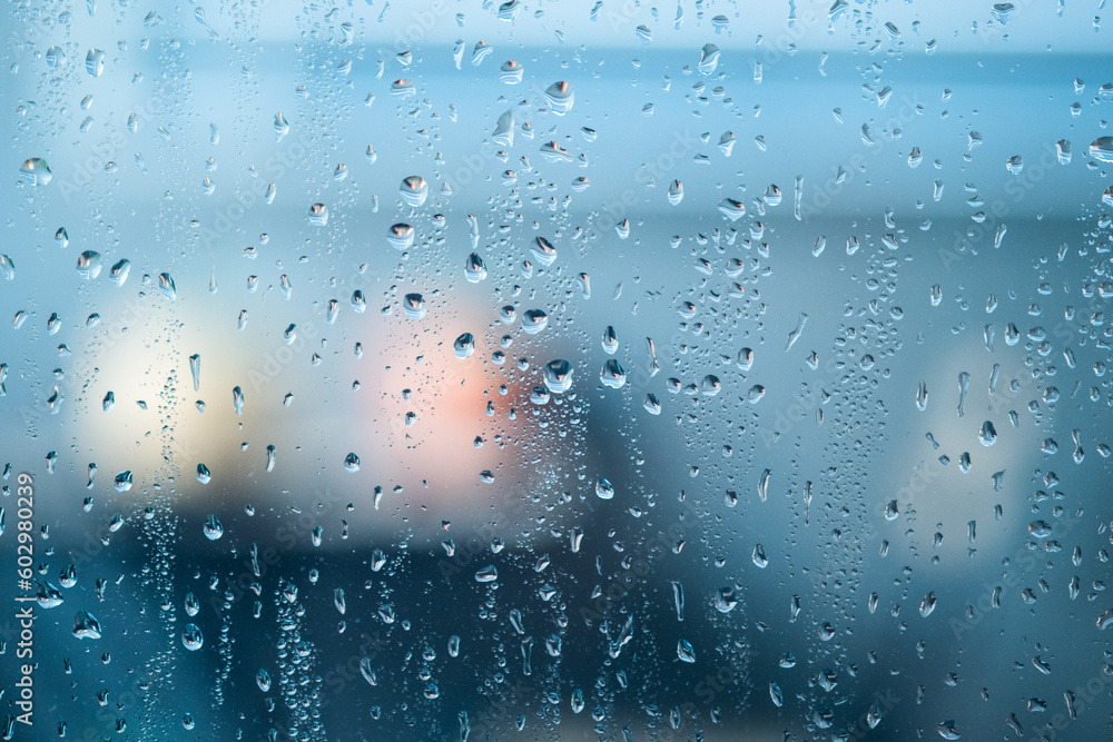 ガラス窓と雨粒 梅雨や雨のイメージ