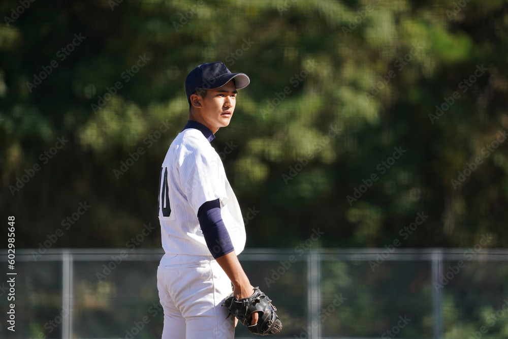 サインを見るピッチャー(高校野球) サインを見るピッチャー(高校野球)