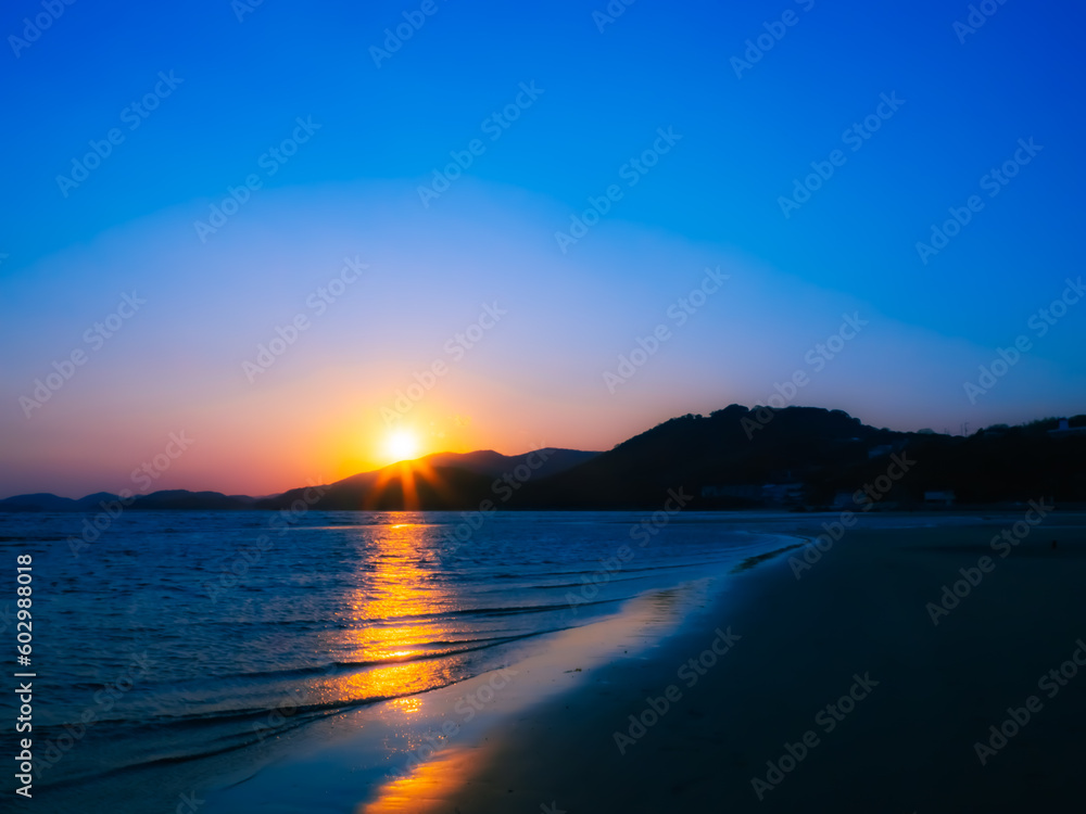 海と夕日と青空
