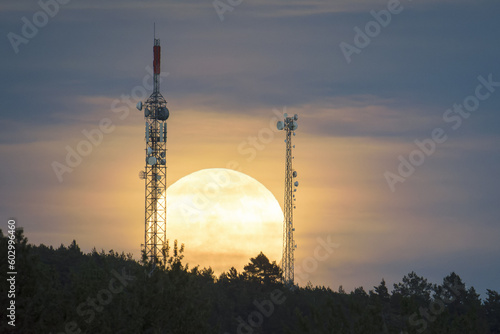 Antenas de telecomunicaciones con luna, paisaje. Fondos de pantalla. photo