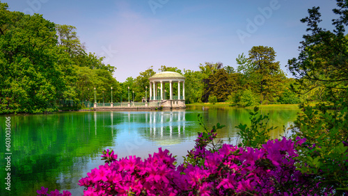 Obraz na plátne Pavilion, pink azalea flowers, water reflections on the pond at Roger Williams P
