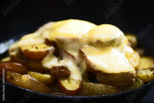 Obraz na płótnie French raclette baked potatoes w salonie
