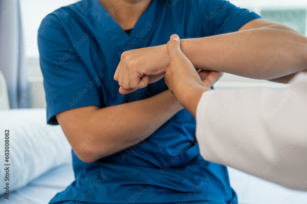 Physiotherapy specialists help patients in physiotherapy. about Muscle Weakness and Fatigue Physiotherapy specialists help patients in physiotherapy. about Muscle Weakness and Fatigue