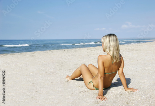 young pretty girl on beach © Designpics