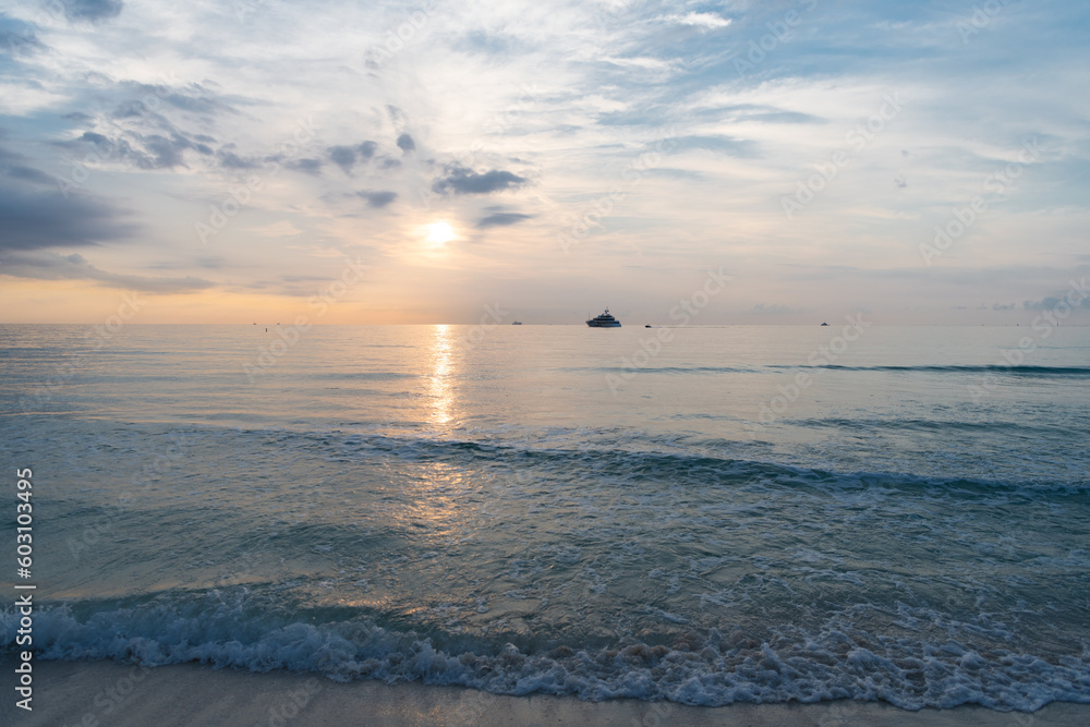 Obraz premium morning sky in summer vacation skyscape with ship on horizon