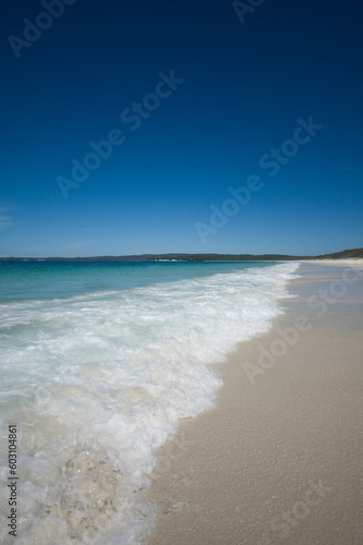 Fototapeta Naklejka Na Ścianę i Meble -  waves crashing on a tropical beach