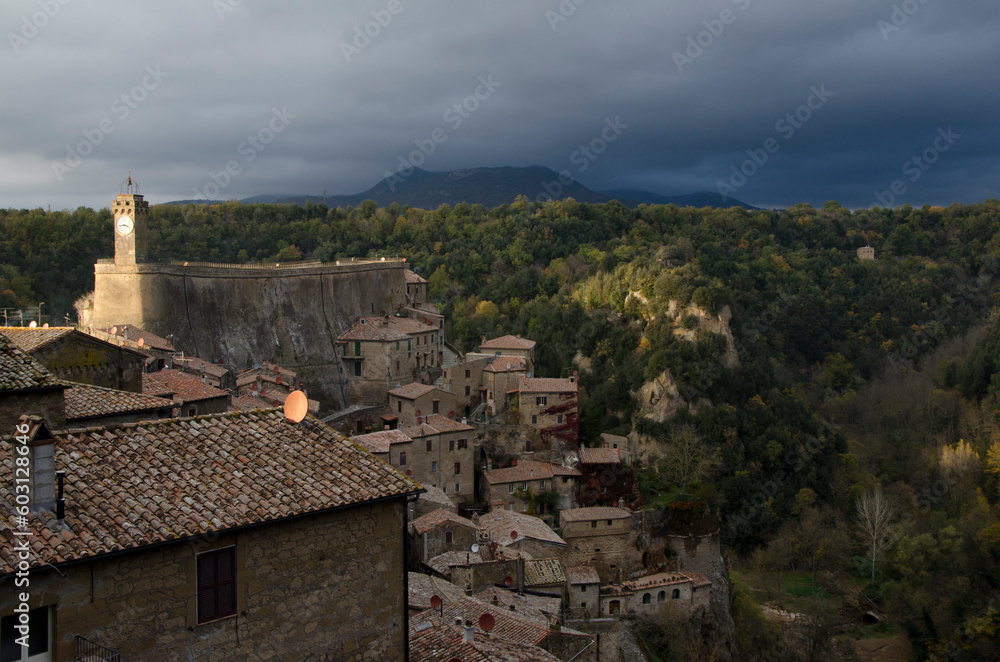 Sorano, Toscana, Italia, vista sul paese scavato nel tufo, sullo sfondo il monte Amiata