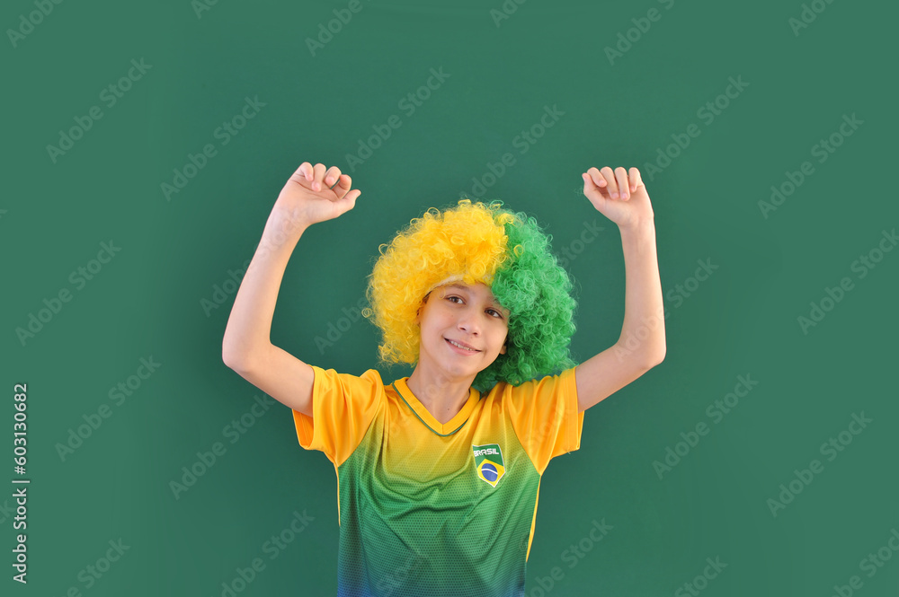 garoto do brasil comemorando gol no futebol  - obrazy, fototapety, plakaty 