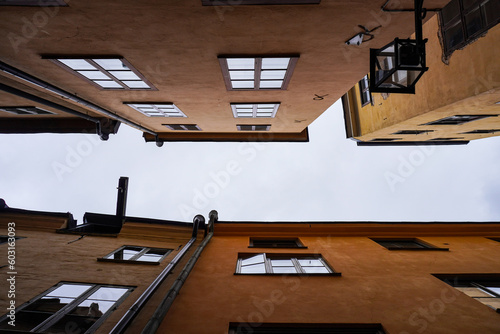 Canvas Print building in the city