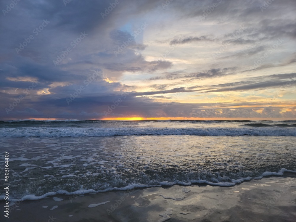 Obraz premium Sunrise over the beach