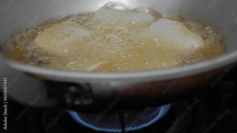 Fry the tofu on a griddle over a blue flame so that the cooking oil
