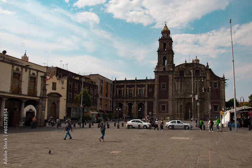 Paisaje de iglesia en una de las calles de la Ciudad de México, Centro histórico, religiones