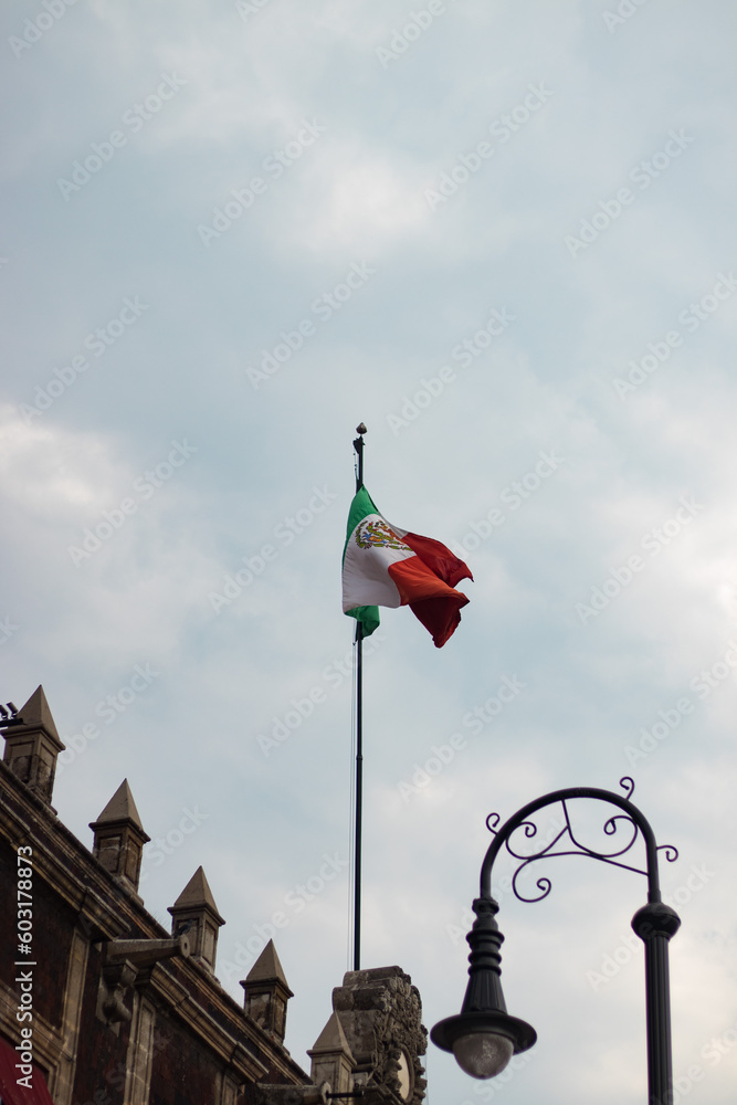 Bandera de México izada y ondeando en un edificio colonial de la Ciudad de México