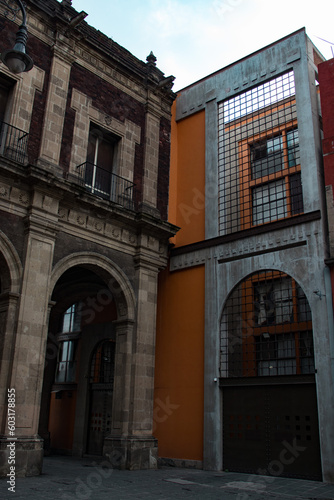 Edificios coloniales coloridos en un callejón del Centro histórico de la Ciudad de México