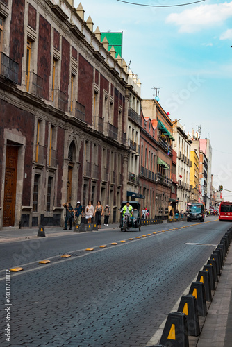 Calle tranquila de tarde en el centro histórico de la Ciudad de México