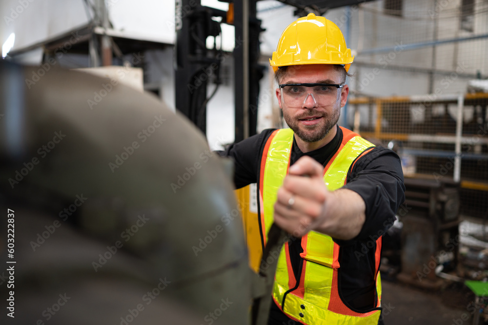 Mechanical engineers enter the old machinery warehouse to inspect and repair used machinery with the warehouse's personnel. Mechanical engineers enter the old machinery warehouse to inspect and repair used machinery with the warehouse's personnel.