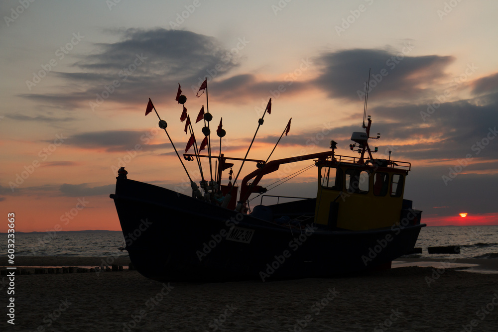 Kuter rybacki na plaży - Zachód słońca