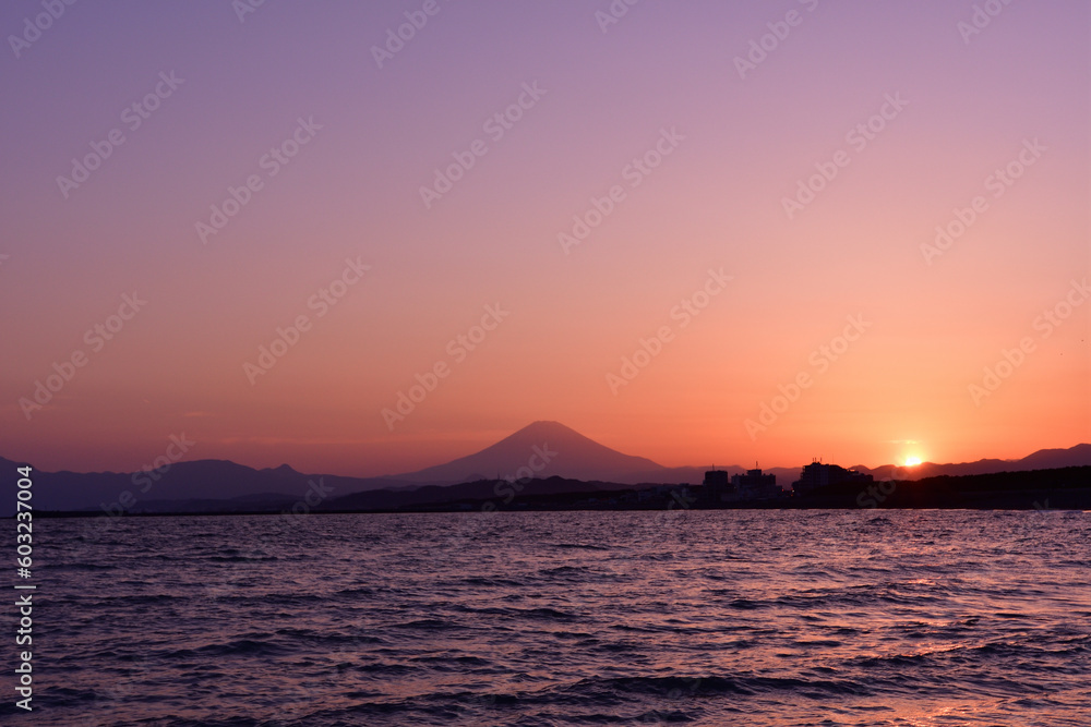 茅ヶ崎海岸から見る富士山と沈みゆく夕陽