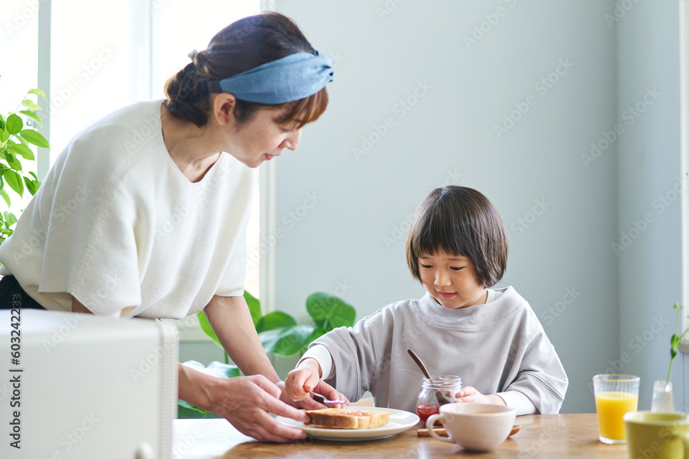 トーストにジャムを塗る母娘 トーストにジャムを塗る母娘