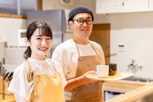 Quadro su tela カフェや喫茶店で働くホールスタッフ・レストランを経営する夫婦