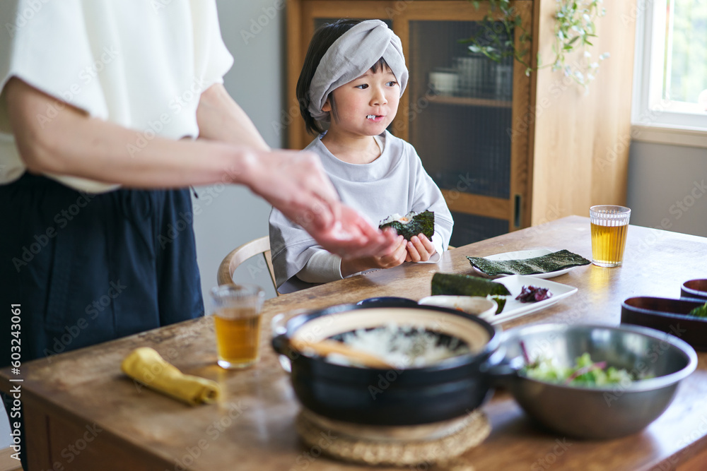 おにぎりを作る親子 おにぎりを作る親子