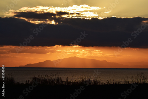 晩秋の海の夕暮れ