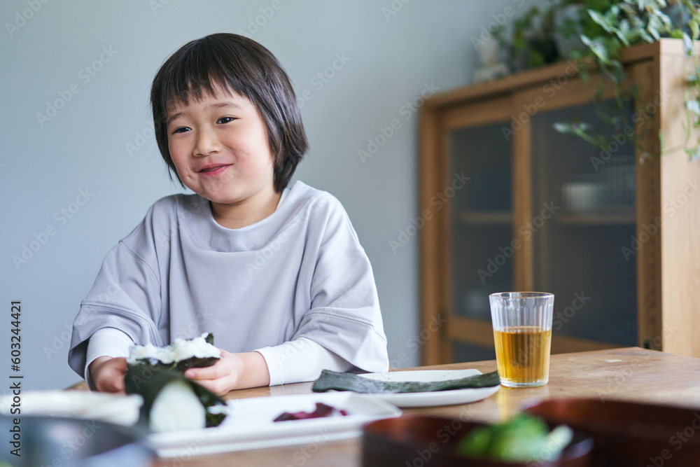 おにぎりを食べる女の子 おにぎりを食べる女の子