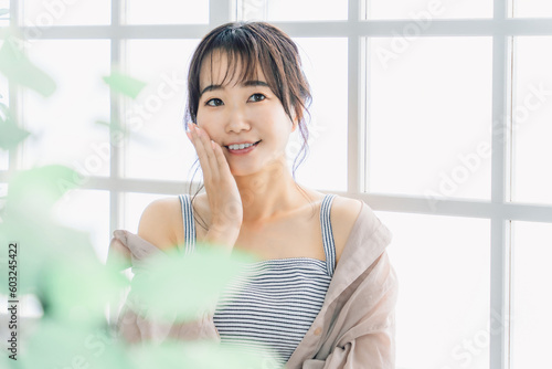 家でスキンケアする頬を触る笑顔のアジア人女性
Free Download 家でスキンケアする頬を触る笑顔のアジア人女性
- GFXLoad