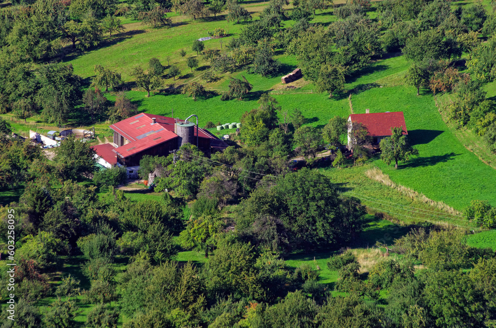 Luftaufnahme eines Bauernhofes, Schwäbische Alb, Deutschland.