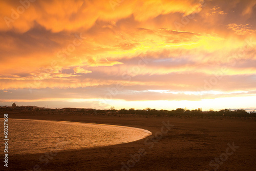 coucher de soleil sur la plage en camargues