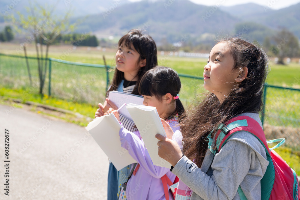 小学校の校外学習の様子