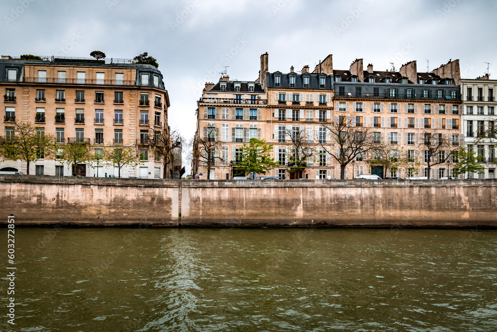 Façades d'immeubles sur les quai de la Seine à Paris