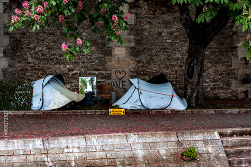 Tentes de sans abris sur les quais de la Seine à Paris photo