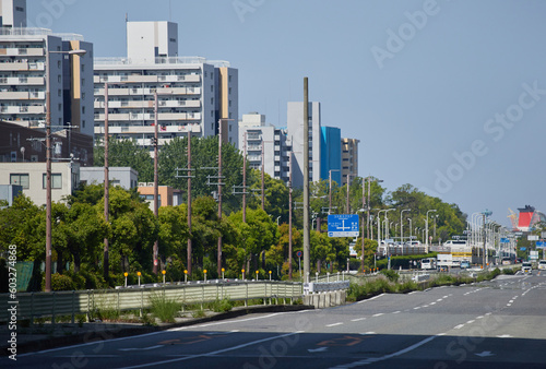 大阪の住之江区の住宅地と幹線道路の風景