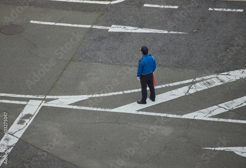 ハイアングルで見た道路上の警備員の姿