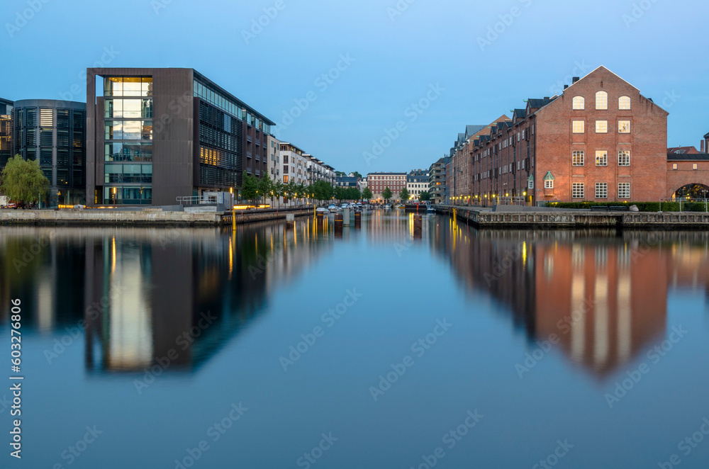 Nordea Bank Hauptquartier neben alten Lagerhäusern in Christianshavn von Slotsholmen aus gesehen, geplant vom Architekten Henning Larsen, Inderhavn, Kopenhagen, Dänemark