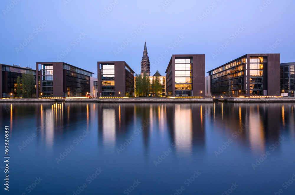 Nordea Bank Hauptquartier mit Christianskirche in Christianshavn von Slotsholmen aus gesehen, geplant vom Architekten Henning Larsen, Inderhavn, Kopenhagen, Dänemark Nordea Bank Hauptquartier mit Christianskirche in Christianshavn von Slotsholmen aus gesehen, geplant vom Architekten Henning Larsen, Inderhavn, Kopenhagen, Dänemark